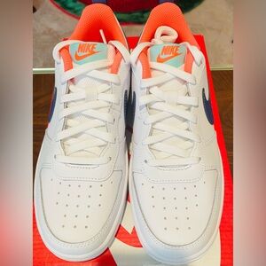 NIKE COURT BOROUGH LOW 2 (GS)
WHITE/DK PURPLE DUST-COPA
BLANC/POUSSIERE FONCE
5y